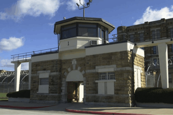 This building behind this gate at the Lansing Correctional Facility houses Kansas’ execution chamber. JILL JARSULIC JARSULIC