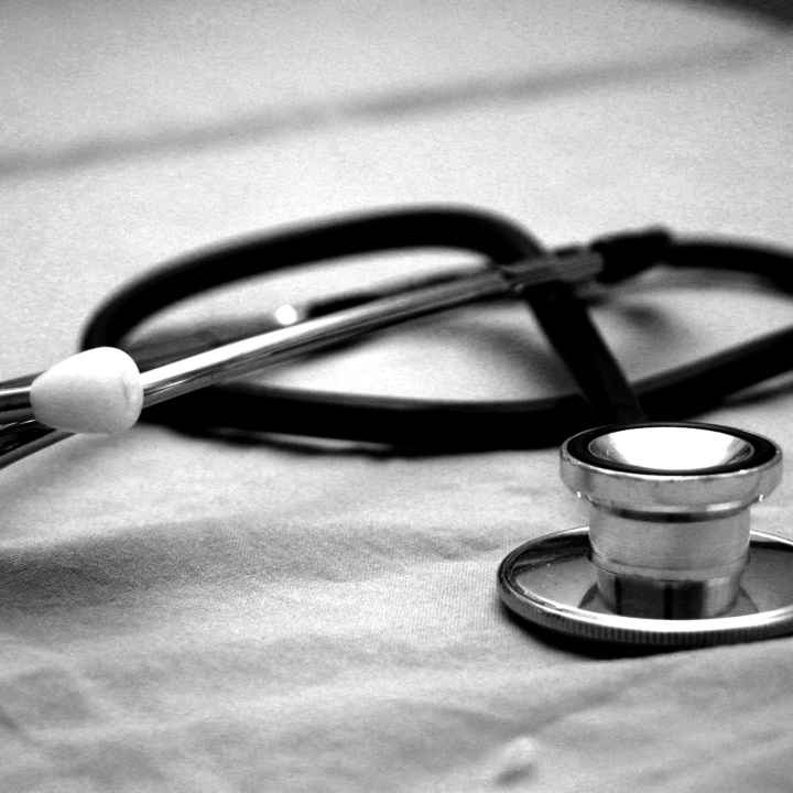 Stethoscope Photo by Hush Naidoo Jade Photography - Unsplash